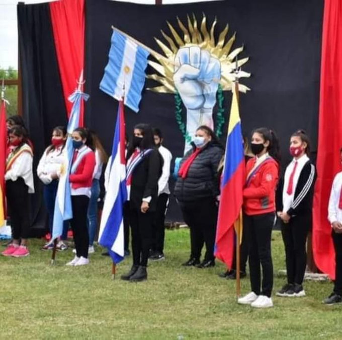 NOS VAMOS AL TACHO Estudiantes de Chaco izan la bandera de